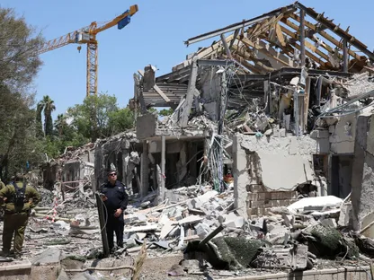 "تكتيكات إيرانية جديدة" في الهجوم على إسرائيل.. والضربات المتبادلة تطال البنية التحتية