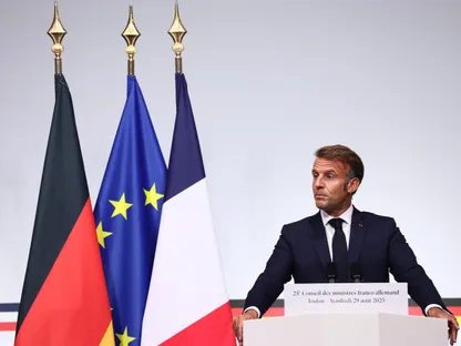 الرئيس الفرنسي إيمانويل ماكرون يتحدث خلال مؤتمر صحافي مشترك مع المستشار الألماني فريدريش ميرتس (غير ظاهر في الصورة)، وذلك في إطار اجتماع لمجلس الوزراء الفرنسي-الألماني واجتماع مجلس الدفاع والأمن الفرنسي-الألماني (CFADS) في تولون، فرنسا. 29 أغسطس 2025 - Reuters