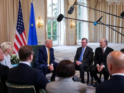 الرئيس الأميركي دونالد ترمب ووزير التجارة هوارد لوتنيك والممثل التجاري جيميسون جرير يجتمعون مع رئيسة المفوضية الأوروبية أورسولا فون دير لاين في بريطانيا. 27 يوليو 2025 - reuters