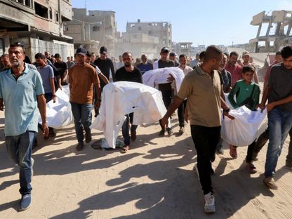 فلسطينيون يحملون جثث ذويهم الذين قتلتهم غارة إسرائيلية ليلية على خيمة خارج مستشفى ناصر في خان يونس جنوب قطاع غزة. 3 يوليو 2025 - REUTERS