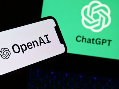 صورة تظهر هاتفاً ذكياً وجهاز كمبيوتر محمولاً يعرضان شعارات OpenAI وChatGPT. في 4 أكتوبر 2023 - AFP