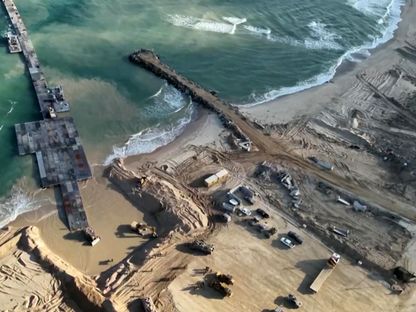مساعدات إنسانية تدخل قطاع غزة عبر رصيف عائم مؤقت شيدته الولايات المتحدة. 18 مايو 2024 - AFP
