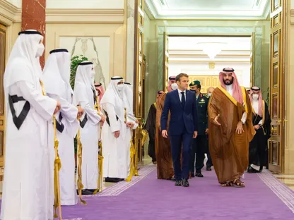 ولي العهد السعودي يبحث مع ماكرون تطورات الأوضاع في المنطقة