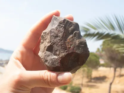 فأس يدوية بطرف مكسور تعود للعصر الحجري القديم عثر عليها خلال مسح بمنطقة أيفاليك، شمالي غرب تركيا - tandfonline.com