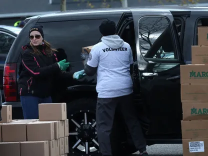 متطوعون يحملون صناديق مواد غذائية خلال فعالية نظمها 'بنك الطعام المجتمعي في نيوجيرسي'، الولايات المتحدة، 6 نوفمبر 2025 - REUTERS