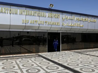 السعودية تدين استهداف مطار الخرطوم وتدعو كافة الأطراف لاحترام تعهدات "إعلان جدة"