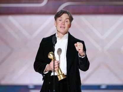 كيليان مورفي بعد حصوله على جائزة أفضل ممثل عن فيلم Oppenheimer في حفل توزيع جوائز جولدن جلوب الـ 81، بيفرلي هيلز، كاليفورنيا، الولايات المتحدة. 7 يناير 2024 - AFP