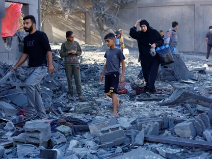 فلسطينيون يتفقدون موقع غارة إسرائيلية على منزل في النصيرات وسط قطاع غزة. 29 أكتوبر 2025 - Reuters