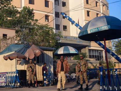 جنود من الجيش الباكستاني خارج مجمع للشرطة في كراتشي بعد يوم من هجوم طالبان الباكستانية على مقر للشرطة أوقع 4 ضحايا في كراتشي. 18 فبراير 2023 - AFP