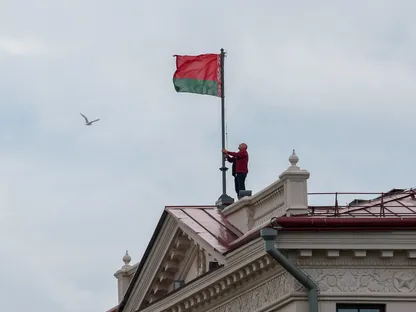 علم بيلاروس فوق مبنى المحكمة الاقتصادية في العاصمة مينسك. 16 سبتمبر 2025 - Reuters