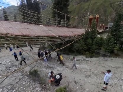 مأساة شينجيانج.. انهيار جسر معلق يودي بحياة سائحين في الصين