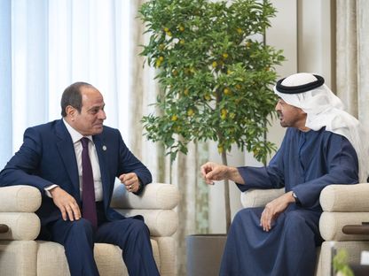 الرئيس الإماراتي الشيخ محمد بن زايد ونظيره المصري عبدالفتاح السيسي خلال جلسة مباحثات في أبوظبي. 4 يونيو 2025 - وام