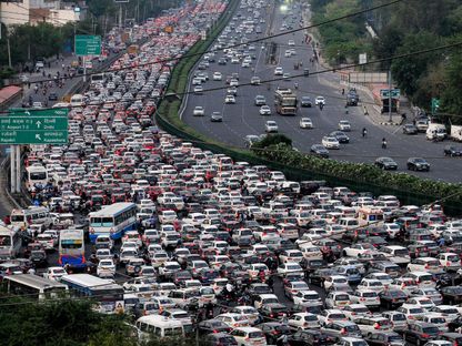 ازدحام مروري خانق على الطريق السريع الرابط بين دلهي-جايبور في جورجاون، الهند. 25 أبريل 2023 - AFP