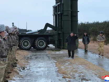 زعيم كوريا الشمالية يشرف على اختبار صواريخ بعيدة المدى