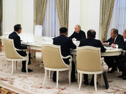 الرئيس الروسي فلاديمير بوتين يلتقي كبير الدبلوماسيين الصينيين وانج يي، موسكو. 22 فبراير 2023  - AFP