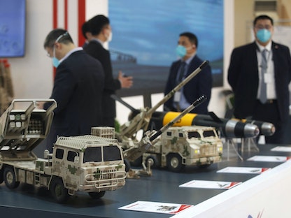 نماذج أسلحة في النسخة العاشرة من معرض بغداد للأمن والدفاع والصناعة العسكرية - 2 مارس 2022 - AFP