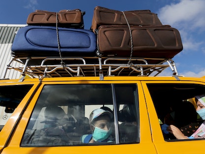 عائلة فلسطينية في سيارة أجرة قرب معبر رفح الحدودي بين مصر وفلسطين- 20 أغسطس 2020 - REUTERS