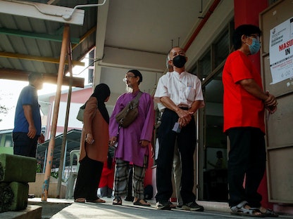 ناخبون يصطفون للإدلاء بأصواتهم خلال انتخابات الولاية في سيلايانج بماليزيا. 12 أغسطس 2023 - REUTERS