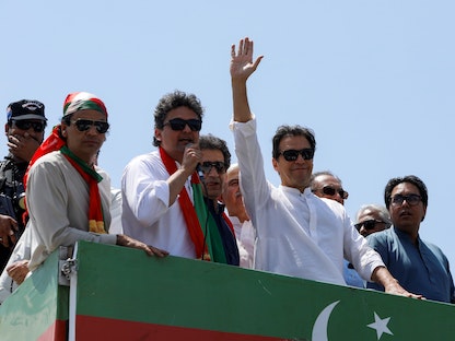 رئيس الوزراء الباكستاني عمران خان على متن سيارة خلال مسيرة احتجاجية في العاصمة إسلام أباد. 25 مايو 2022. - REUTERS