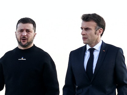 الرئيس الفرنسي إيمانويل ماكرون ونظيره الأوكراني فلوديمير زيلينسكي في قاعدة قاعدة فيليزي فيلاكوبلاي الجوية بفرنسا- 9 فبراير 2023 - AFP