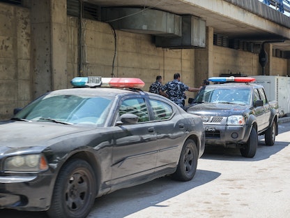 انتشار لقوات الأمن اللبنانية في أحد الشوارع المؤدية لمركز التوقيف تحت جسر العدلية في بيروت - 7 أغسطس 2022 - AFP