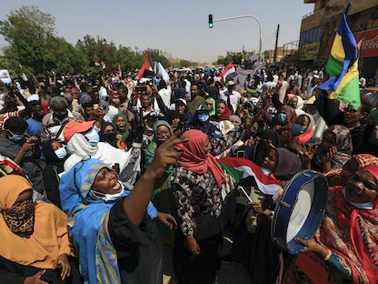 متظاهرون سودانيون في الخرطوم مطالبين بتسليم السلطة للمدنيين - 21 أكتوبر 2021 - AFP