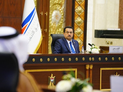 رئيس الوزراء العراقي محمد شياع السوداني يحضر اجتماعاً مع ممثلي وزارات النقل بالعاصمة بغداد. 27 مايو 2023 - AFP