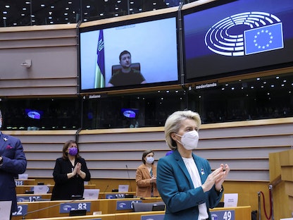 رئيسة المفوضية الأوروبية أورسولا فون دير لاين تصفق بعد خطاب الرئيس الأوكراني فولوديمير زيلينسكي عن بعد أمام البرلمان الأوروبي - 1 مارس 2022 - REUTERS