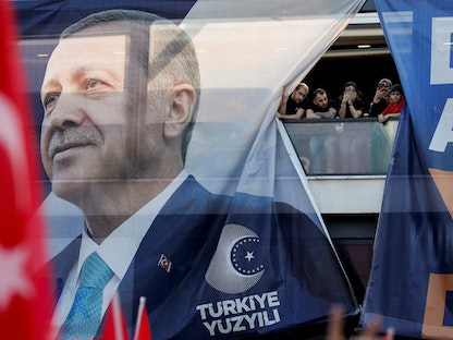أنصار الرئيس التركي رجب طيب أردوغان خلال فعالية انتخابية في إسطنبول قبل جولة الإعادة من انتخابات الرئاسة. 26 مايو 2023 - REUTERS