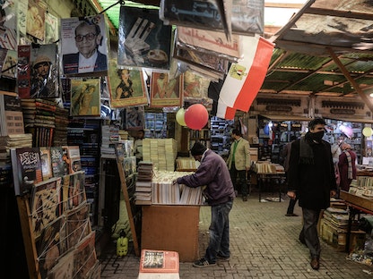 محال للكتب في منطقة سور الأزبكية وسط العاصمة المصرية القاهرة - 16 يناير 2019 - AFP