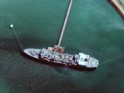 صورة من الأقمار الصناعية تظهر خروج أكبر سفينة حربية إيرانية من ميناء بندر عباس، 3 أبريل 2021 - via REUTERS