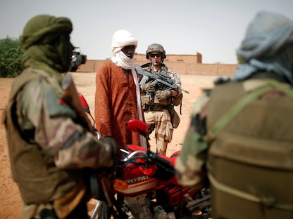 جنود من القوات المالية والفرنسية خلال دوريات مشتركة ضد حركات متمردة- 19 أكتوبر 2017 - REUTERS