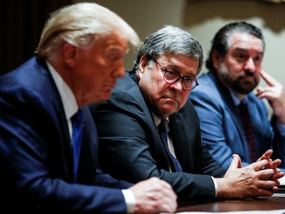 الرئيس الأميركي السابق دونالد ترمب مع المدعي العام السابق ويليام بار- 23 سبتمبر 2020 - REUTERS
