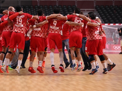 فرحة لاعبي المنتخب البحريني بفوزهم على اليابان - REUTERS