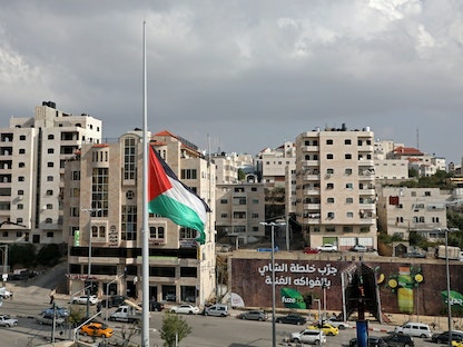العلم الفلسطيني يرفرف في مدينة الخليل، الضفة الغربية  - AFP