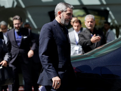 كبير المفاوضين الإيرانيين علي باقري يغادر مكان المحادثات النووية في العاصمة النمساوية فيينا. 4 أغسطس 2022 - REUTERS