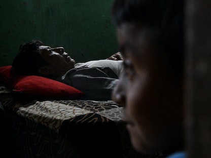 رجل يعاني من حمى الضنك مستلق بسريره في منطقة كاتاكاوس بمقاطعة بيورا. بيرو في 9 يونيو 2023 - AFP