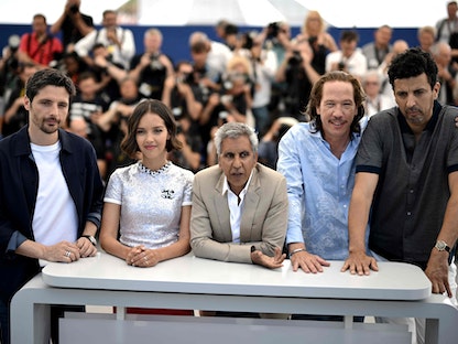 المخرج الجزائري رشيد بوشارب مع فريق فيلم "إخوتنا" أثناء عرضه في مهرجان كان السينمائي - مايو 2022 - AFP