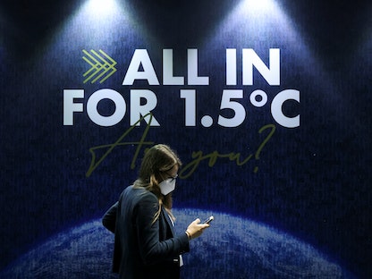 لافتة خلال مؤتمر الأمم المتحدة المعني بتغير المناخ (COP26) في جلاسكو، اسكتلندا، 11 نوفمبر 2021 - REUTERS