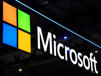 شعار Microsoft في MWC (المؤتمر العالمي للجوال) في برشلونة. 2 مارس 2022 - AFP