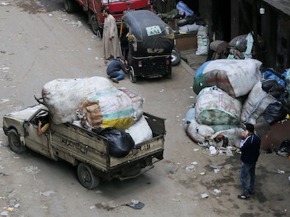 سيارة تنقل نفايات في أحد أحياء العاصمة المصرية القاهرة- 17 مارس 2023 - REUTERS