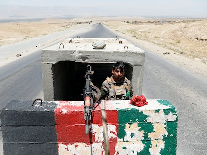 جندي أفغاني يحرس نقطة تفتيش عل مقربة من قاعدة "باغرام" الجوية الأميركية في مقاطعة باروان- 2 يوليو 2021 - REUTERS