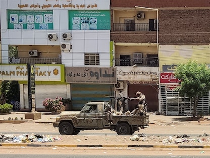 عربة تابعة لقوات الدعم السريع تسير على شارع الستين في الخرطوم. 22 مايو 2023 - AFP