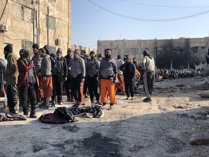 عناصر من "داعش" الذين استسلموا في سجن غويران في الحسكة التي نشرها مسؤول المكتب الإعلامي في "قسد" فرهاد شامي. 25 يناير 2022. - https://twitter.com/farhad_shami/status/1486325599966613504