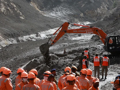 أعمال إنقاذ للوصول إلى عمال محاصرين داخل نفق في جبال الهيمالايا في الهند. 09 فبراير 2021 - REUTERS