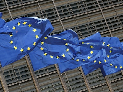 أعلام الاتحاد الأوروبي ترفرف خارج مقر مفوضية الاتحاد الأوروبي في بروكسل - REUTERS