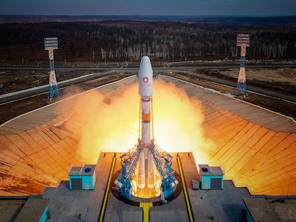 صاروخ Soyuz-2.1b معزز بمرحلة عليا من طراز Fregat وأقمار اصطناعية لشركة OneWeb البريطانية تنطلق من منصة الإطلاق في فوستوشني كوزمودروم في منطقة أمور، روسيا. 25 مارس 2021 - via REUTERS