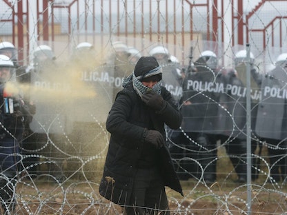 مهاجرون يشتبكون مع ضباط إنفاذ القانون البولنديين أثناء محاولتهم العبور إلى بولندا على الحدود البيلاروسية البولندية - 16 نوفمبر 2021  - AFP