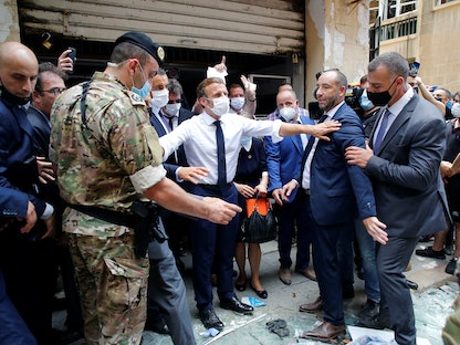 الرئيس الفرنسي إيمانويل ماكرون خلال زيارته إلى بيروت في 6 أغسطس 2020، بعد انفجار مرفئها بأيام - REUTERS