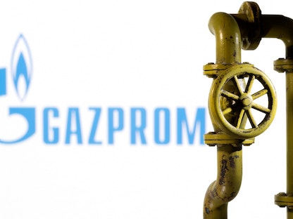 مجسم لخط أنابيب غاز طبيعي أمام شعار شركة غازبروم في رسم توضيحي. 8 فبراير 2022 - REUTERS